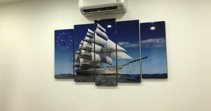 Tranh treo tuong dep y nghia thuyen buom AmiA 330 trong phong khach